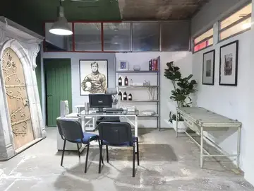 Comedor de Loft 3 con mesa clara y muro de fotografías