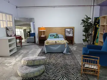Habitación de Loft 3 con cama de madera y sillón azul